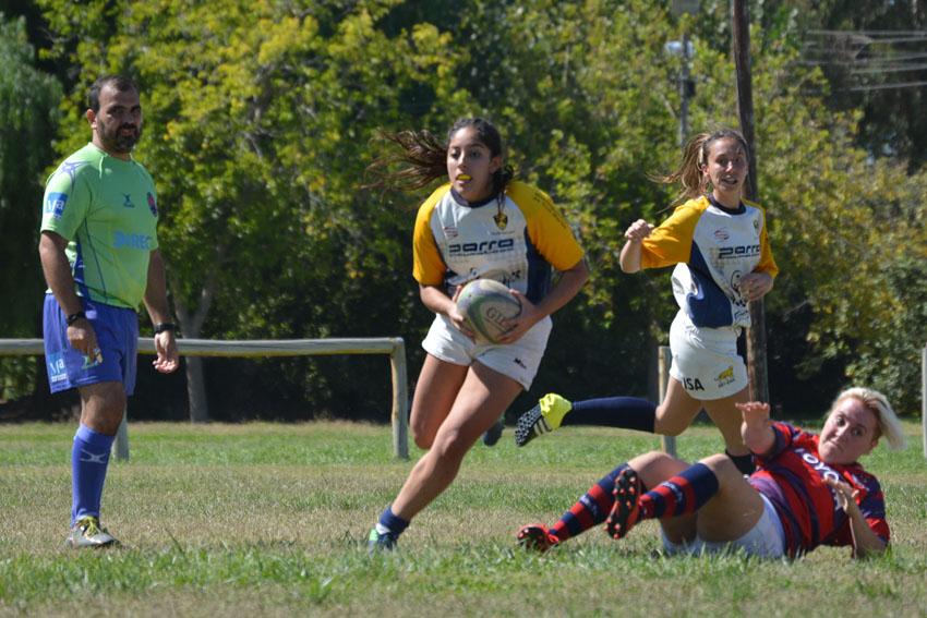 Las chicas saltan a la cancha